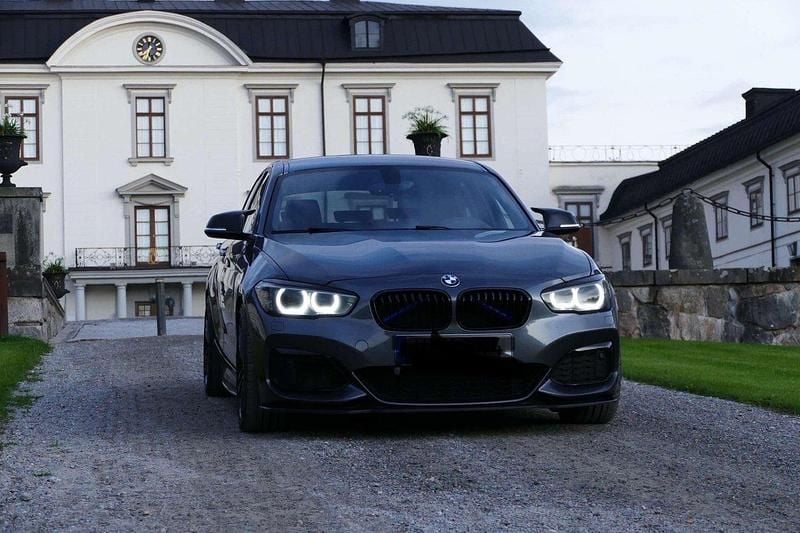 Grå Begagnad 2018 BMW M140 M Sport Halvkombi | 410 000 kr (Marknadspris) - Bild 1/3