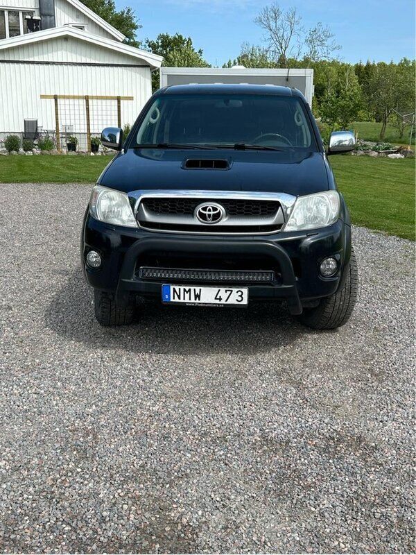 Svart Begagnad 2010 Toyota HiLux Pickup | 160 000 kr (Marknadspris) - Bild 1/4