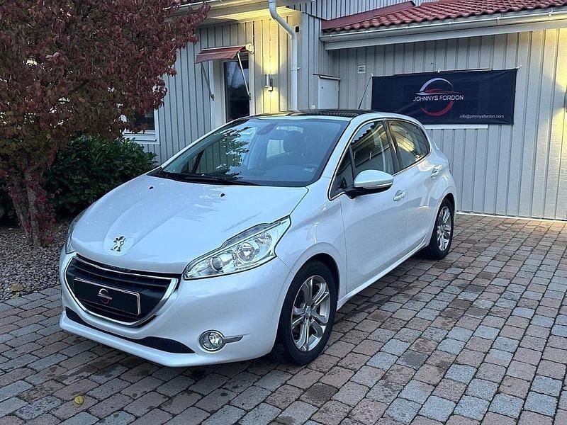 Vit Begagnad 2014 Peugeot 208 Halvkombi | 64 900 kr (Marknadspris) - Bild 1/4