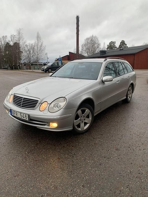 Grå metallic Begagnad 2003 Mercedes E240 Kombi | 54 900 kr (Dyr) - Bild 1/4