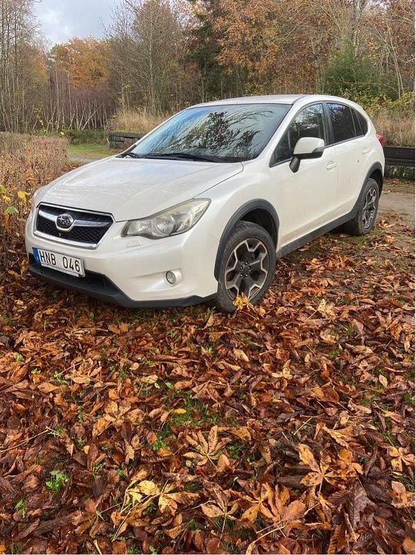 Vit Begagnad 2012 Subaru XV SUV | 45 000 kr (Marknadspris) - Bild 1/3