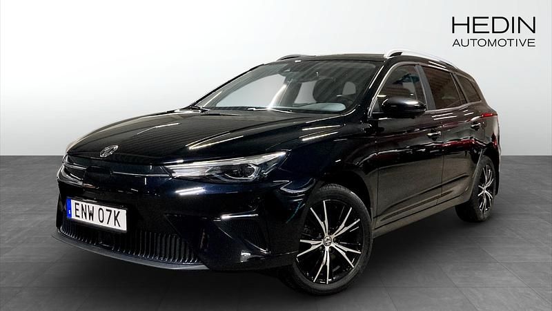 Svart (black) Begagnad 2023 MG MG5 EV Kombi | 229 900 kr (Marknadspris) - Bild 1/4