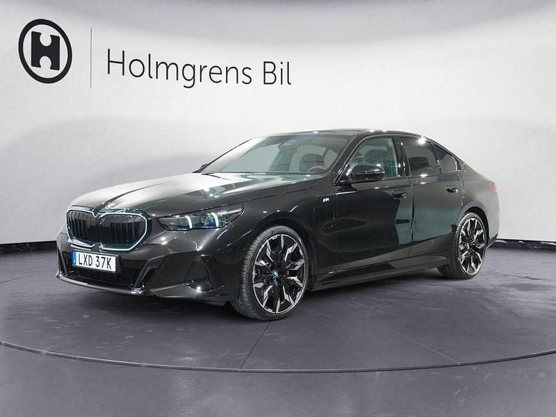 Begagnad BMW 550 Efficient Dynamics 313 HK (230 kW) 2025 Safirsvart metallic Sedan