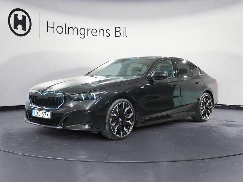 Safirsvart metallic Begagnad 2025 BMW 550 Efficient Dynamics Sedan | 879 500 kr - Bild 1/4