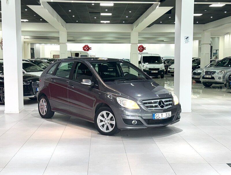 Silver Begagnad 2010 Mercedes 180 Sedan | 84 900 kr - Bild 1/4