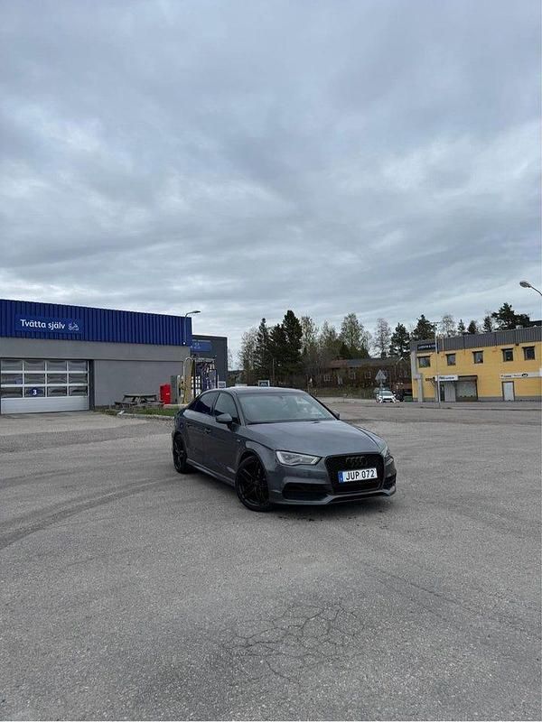 Grå Begagnad 2016 Audi A3 S-Line Sedan | 165 000 kr (Marknadspris) - Bild 1/4