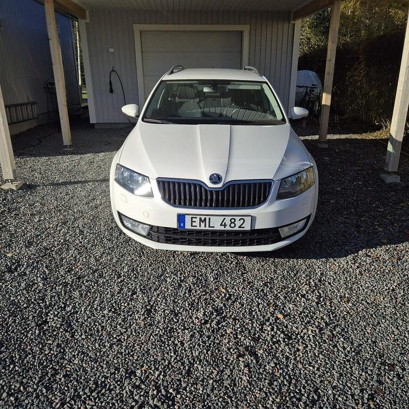 Vit Begagnad 2015 Skoda Octavia Ambition Kombi | 81 500 kr (Bra pris) - Bild 1/4