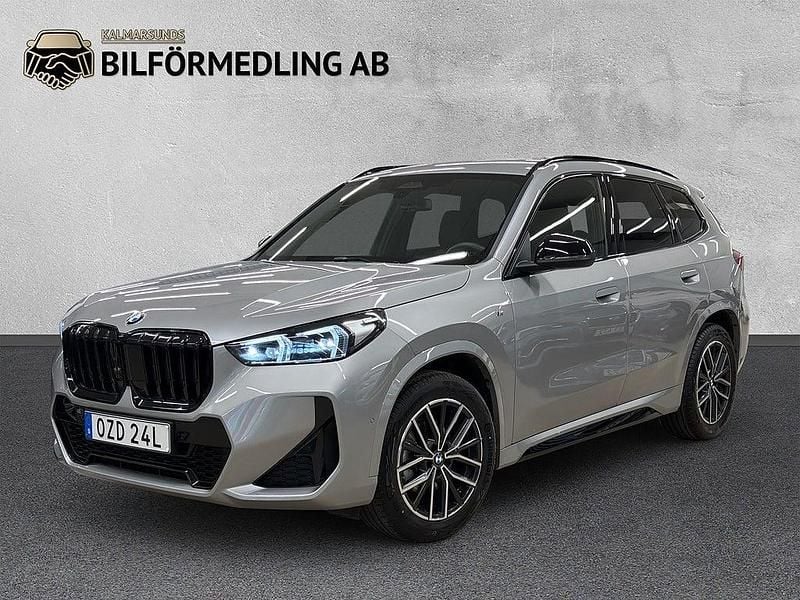 Grå Begagnad 2025 BMW X1 Shadowline SUV | 449 800 kr (Marknadspris) - Bild 1/4
