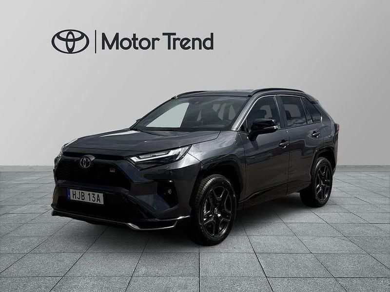 Grå Begagnad 2025 Toyota RAV4 Sport SUV | 559 000 kr (Bra pris) - Bild 1/4