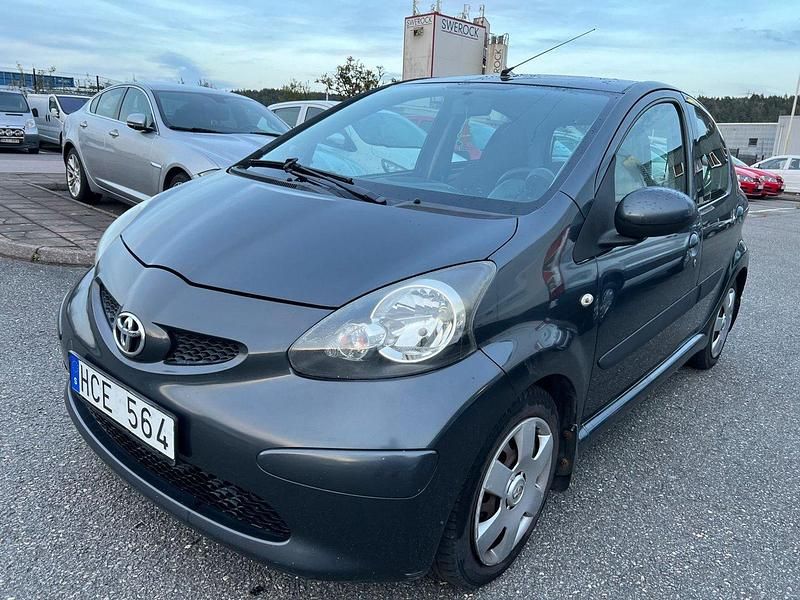 Mörkgrå Begagnad 2008 Toyota Aygo Halvkombi | 29 999 kr (Marknadspris) - Bild 1/4