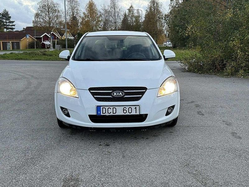 Vit Begagnad 2007 Kia Ceed 4 Halvkombi | 35 000 kr (Marknadspris) - Bild 1/4