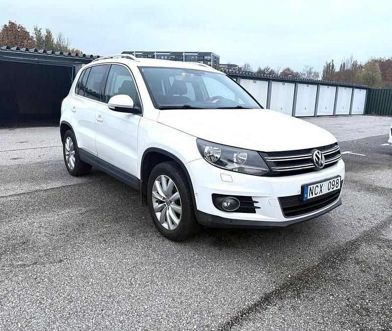 Vit Begagnad 2013 VW Tiguan Sportline SUV | 89 900 kr (Bra pris) - Bild 1/4