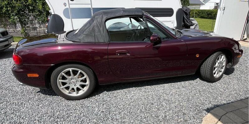 Röd Begagnad 2000 Mazda MX5 Cab | 100 000 kr (Marknadspris) - Bild 1/4