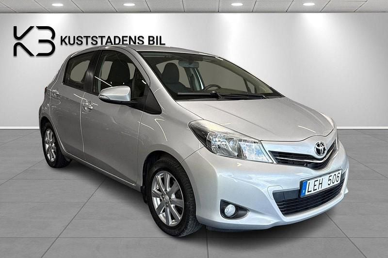 Silver Begagnad 2011 Toyota Yaris Active Halvkombi | 79 900 kr (Lite dyr) - Bild 1/4