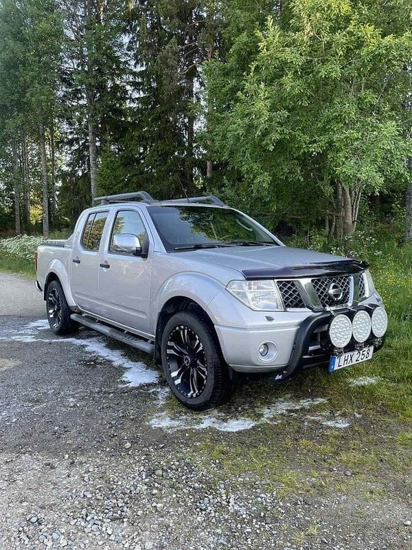 Silver Begagnad 2008 Nissan Navara Pickup | 70 000 kr (Marknadspris) - Bild 1/2
