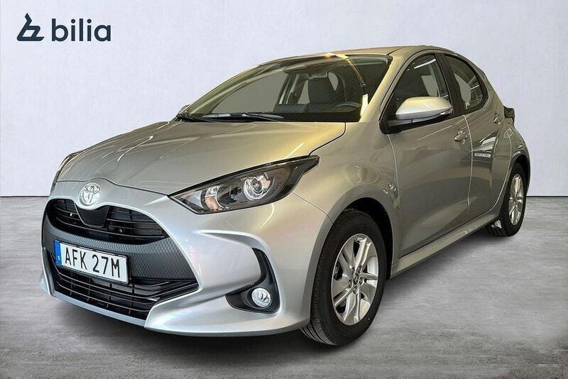 Silver Begagnad 2024 Toyota Yaris Hybrid Active Halvkombi | 244 900 kr (Marknadspris) - Bild 1/3