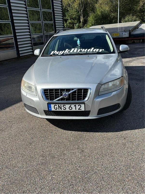 Grå Begagnad 2008 Volvo V70 Kinetic Kombi | 62 000 kr (Marknadspris) - Bild 1/4
