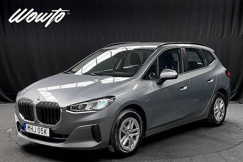 Grå Begagnad 2024 BMW 225 Active Tourer Minibuss | 319 800 kr (Bra pris) - Bild 1/3
