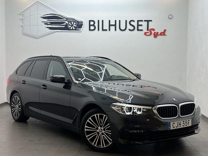 Grå Begagnad 2020 BMW 520 Sport Line Kombi | 298 500 kr (Superpris) - Bild 1/4