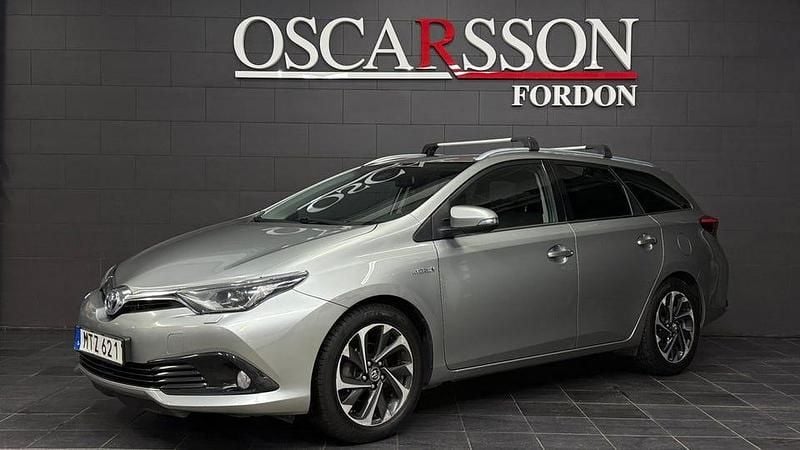 Grå Begagnad 2015 Toyota Auris Touring Sports Plus Kombi | 104 800 kr (Marknadspris) - Bild 1/4