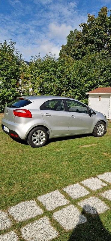 Silver Begagnad 2012 Kia Rio Halvkombi | 67 000 kr (Lite dyr) - Bild 1/4