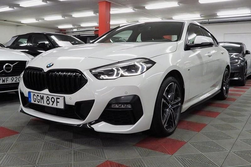 Vit Begagnad 2022 BMW 218 M Sport Sportkupé | 289 500 kr (Marknadspris) - Bild 1/4