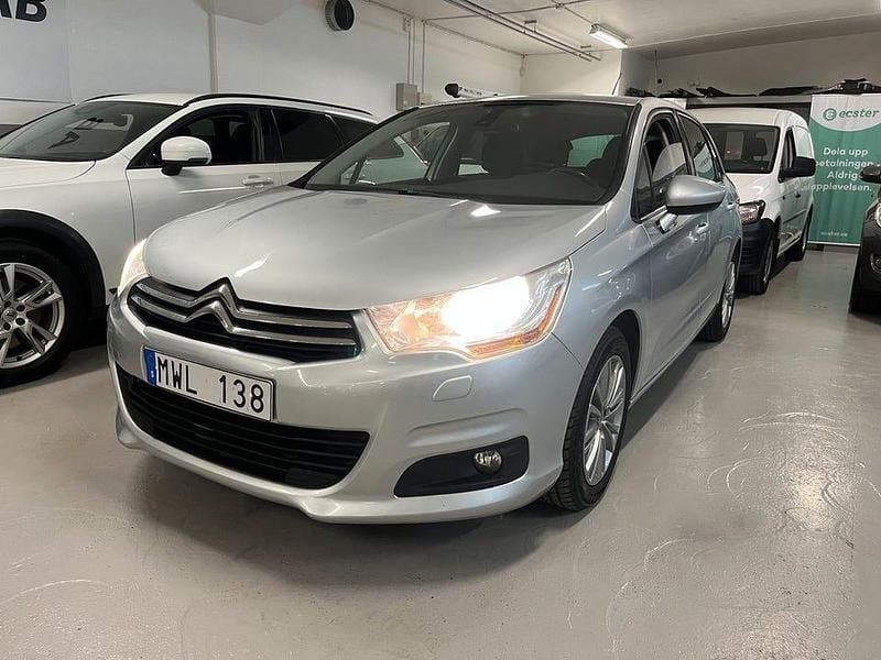 Silver Begagnad 2012 Citroën C4 Halvkombi | 54 900 kr (Bra pris) - Bild 1/4
