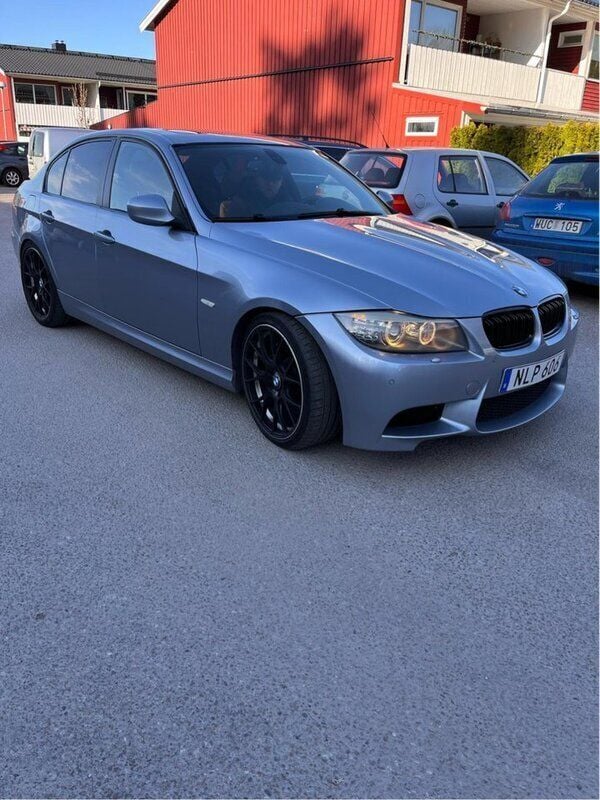 Blå Begagnad 2009 BMW 335 Comfort Edition Sedan | 175 000 kr (Marknadspris) - Bild 1/4