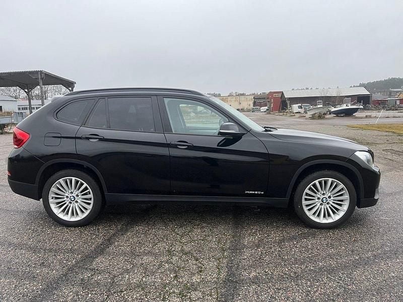 Svart Begagnad 2013 BMW X1 SUV | 78 500 kr (Marknadspris) - Bild 1/4