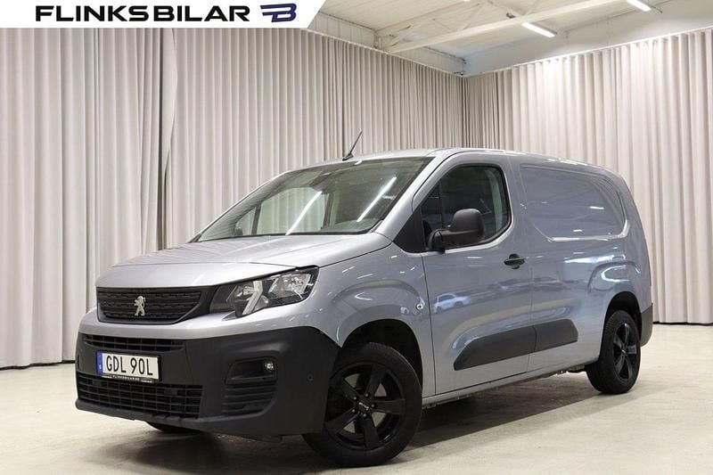 Grå Begagnad 2021 Peugeot Partner Minibuss | 129 900 kr (Marknadspris) - Bild 1/4