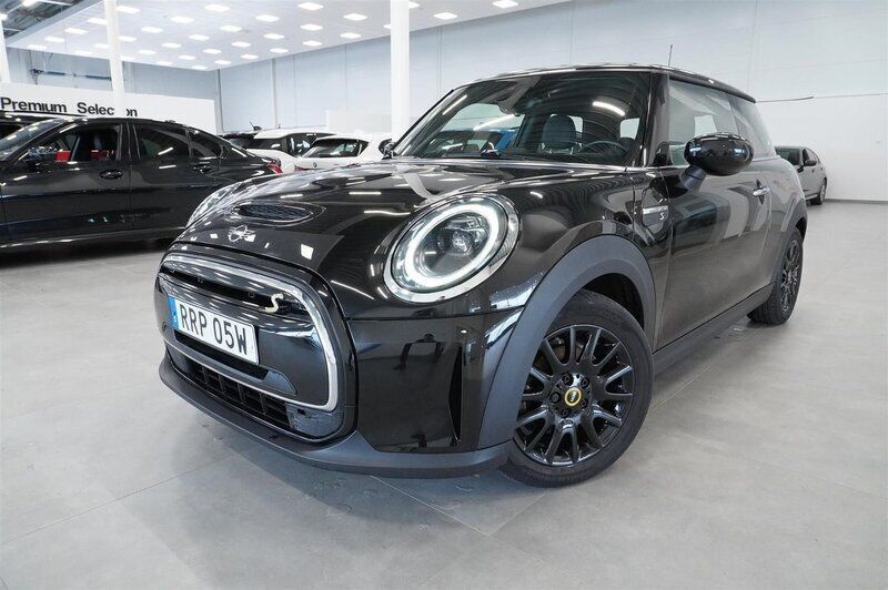 Svart Begagnad 2021 Mini Cooper Essential Halvkombi | 195 900 kr (Marknadspris) - Bild 1/4