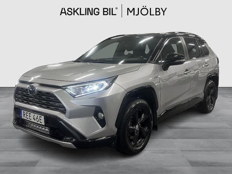 Grå Begagnad 2021 Toyota RAV4 Hybrid Style SUV | 279 000 kr (Marknadspris) - Bild 1/3