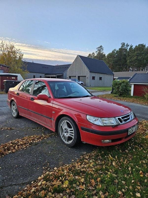 Röd Begagnad 2001 Saab 9-5 Sedan | 12 000 kr (Lite dyr) - Bild 1/4