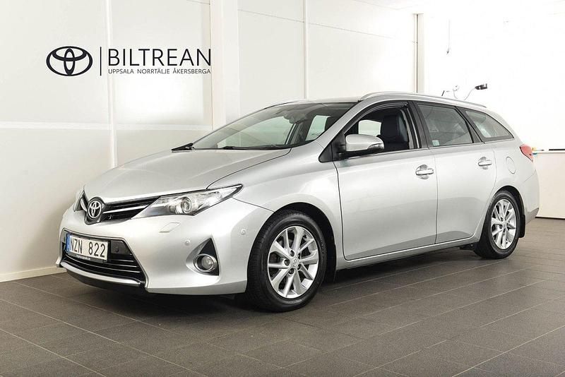 Silver Begagnad 2013 Toyota Auris Executive Kombi | 79 900 kr (Dyr) - Bild 1/4