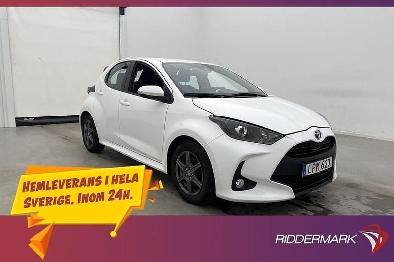 Vit Begagnad 2022 Toyota Yaris Hybrid | 179 900 kr (Superpris) - Bild 1/3