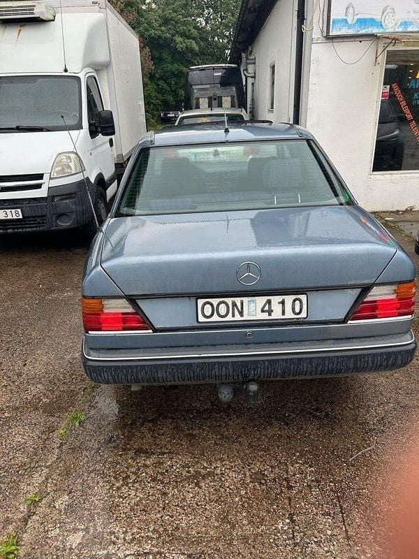Begagnad Mercedes E200 105 HK (77 kW) 1989 Blå Sedan
