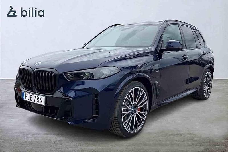 Blå Begagnad 2025 BMW X5 Comfort Edition SUV | 1 048 000 kr - Bild 1/1