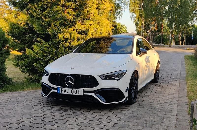 Vit Begagnad 2023 Mercedes CLA45 AMG AMG Sportkupé | 619 000 kr (Lite dyr) - Bild 1/4
