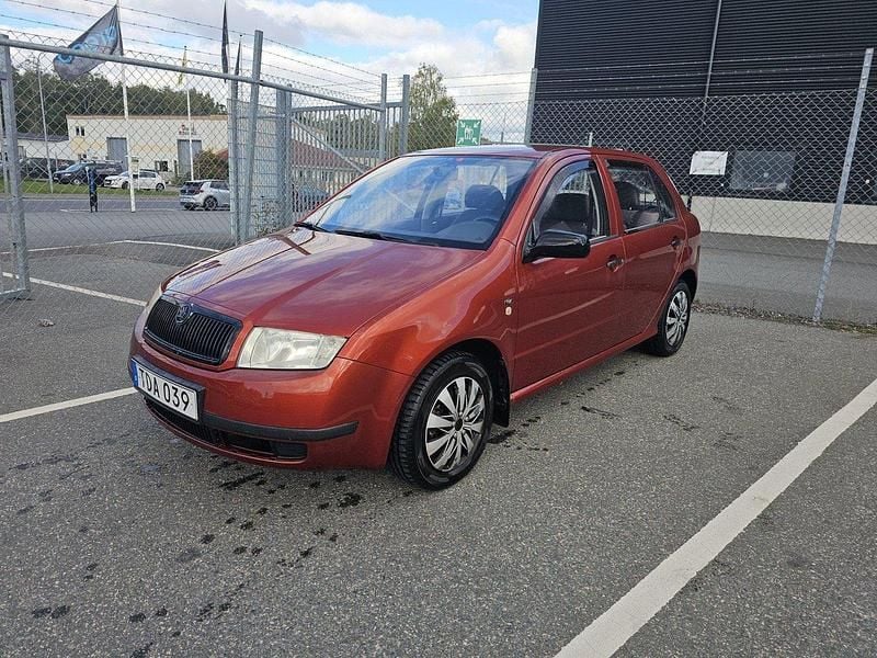 Röd Begagnad 2002 Skoda Fabia Halvkombi | 17 500 kr (Bra pris) - Bild 1/4