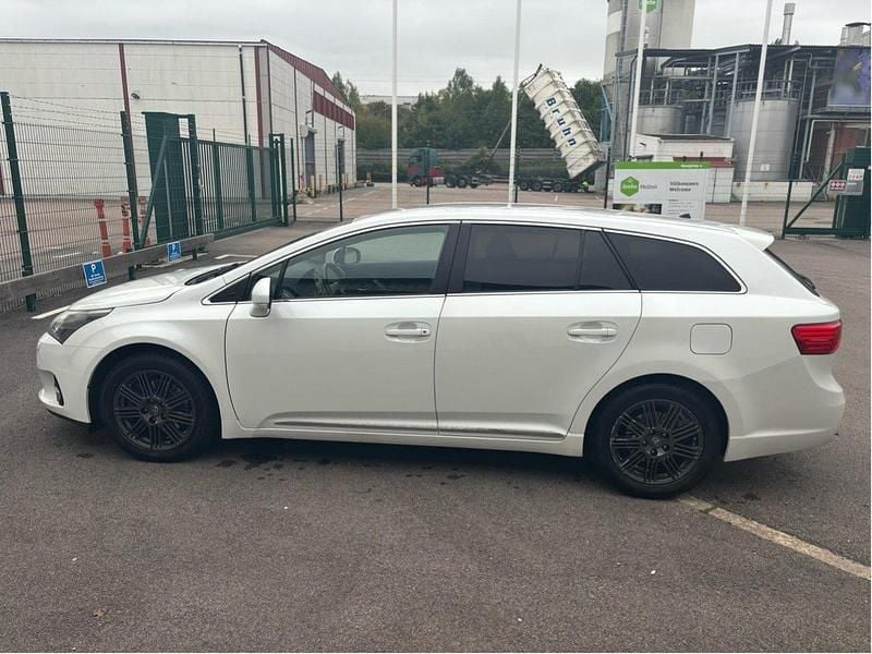 Vit Begagnad 2013 Toyota Avensis Executive Kombi | 95 000 kr (Marknadspris) - Bild 1/4