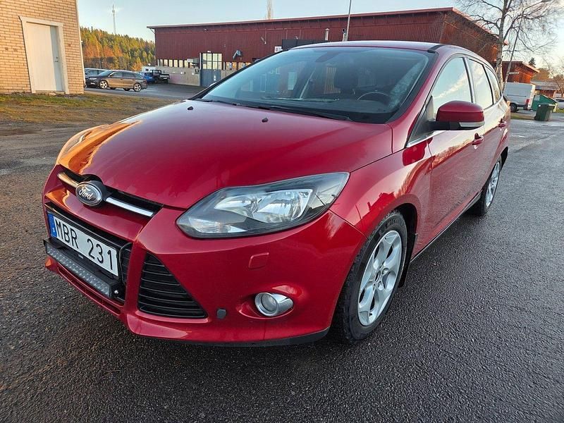 Röd Begagnad 2013 Ford Focus Titanium Kombi | 49 900 kr (Bra pris) - Bild 1/4