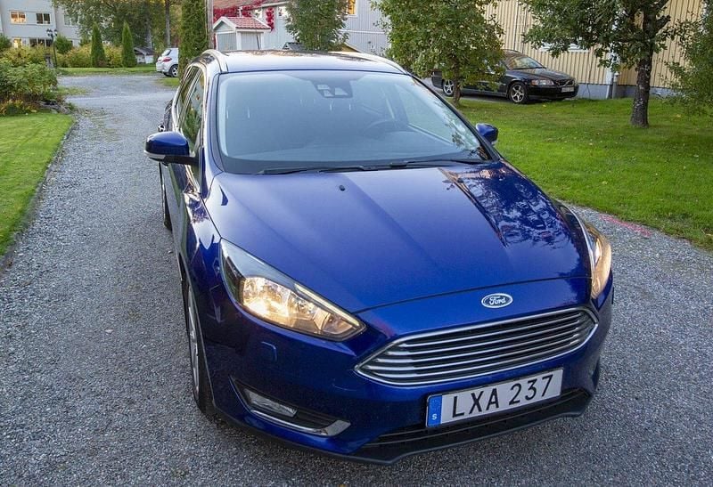 Blå Begagnad 2016 Ford Focus Titanium Kombi | 92 500 kr (Bra pris) - Bild 1/4