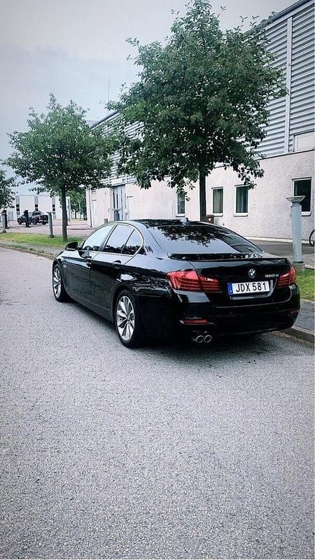 Svart Begagnad 2016 BMW 520 M Sport Sedan | 125 000 kr (Marknadspris) - Bild 1/4