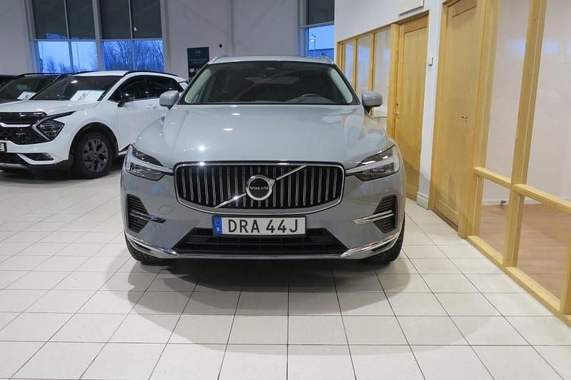 Begagnad Volvo XC60 Core 350 HK (257 kW) 2024 Grå SUV