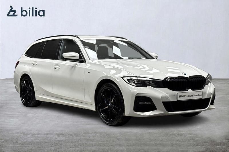 Vit Begagnad 2021 BMW 330 M Sport Kombi | 319 000 kr - Bild 1/4