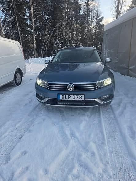 Harvard blue Begagnad 2018 VW Passat Alltrack Kombi | 155 000 kr (Bra pris) - Bild 1/4