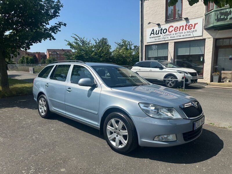 Ljusblå Begagnad 2010 Skoda Octavia Elegance Kombi | 49 000 kr (Bra pris) - Bild 1/4