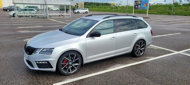 Silver Begagnad 2018 Skoda Octavia RS Kombi | 140 000 kr (Marknadspris) - Bild 1/4
