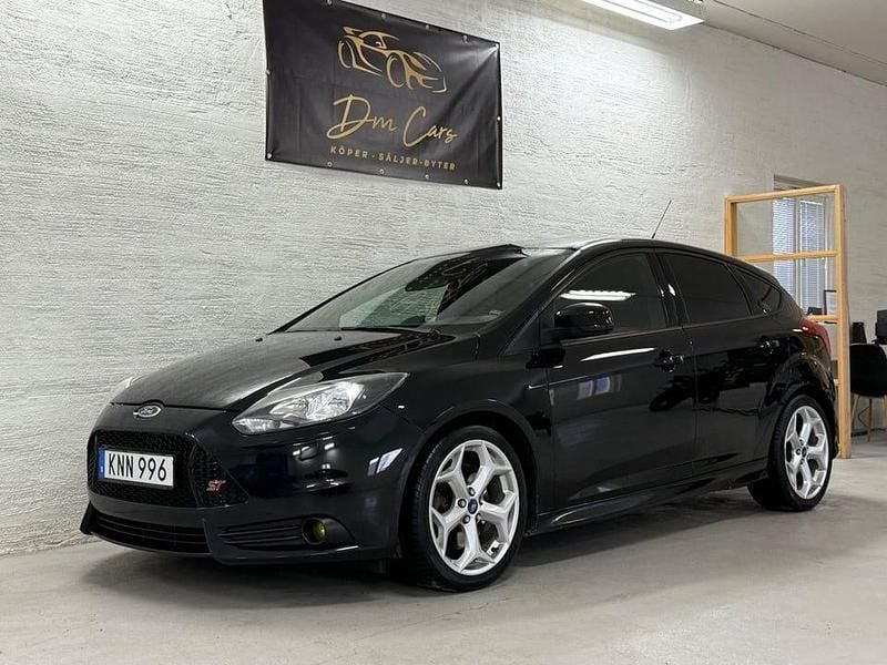 Svart Begagnad 2014 Ford Focus ST | 104 900 kr (Marknadspris) - Bild 1/4