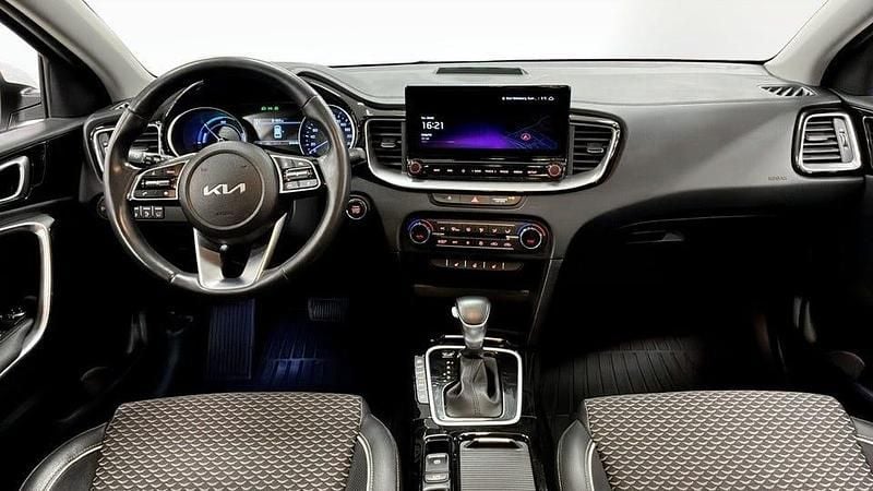 Begagnad Kia Ceed Advance 105 HK (77 kW) 2023 Vit Halvkombi